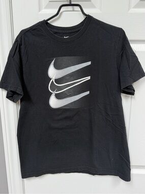 Nike Men's Black Graphic Swoosh T-Shirt